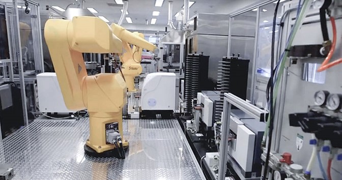 Researchers use Stäubli robots to test potential treatments in experimental projects. The result: in one week, the RX160 6-axis robots conduct millions of experiments faster and more accurately than any human could.